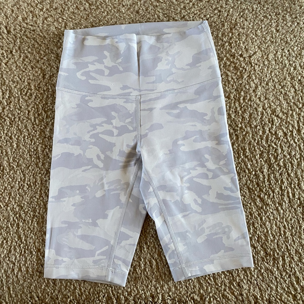 Lululemon Wunder Under Short 10" *Ribbed
Incognito Camo Jacquard Alpine Star